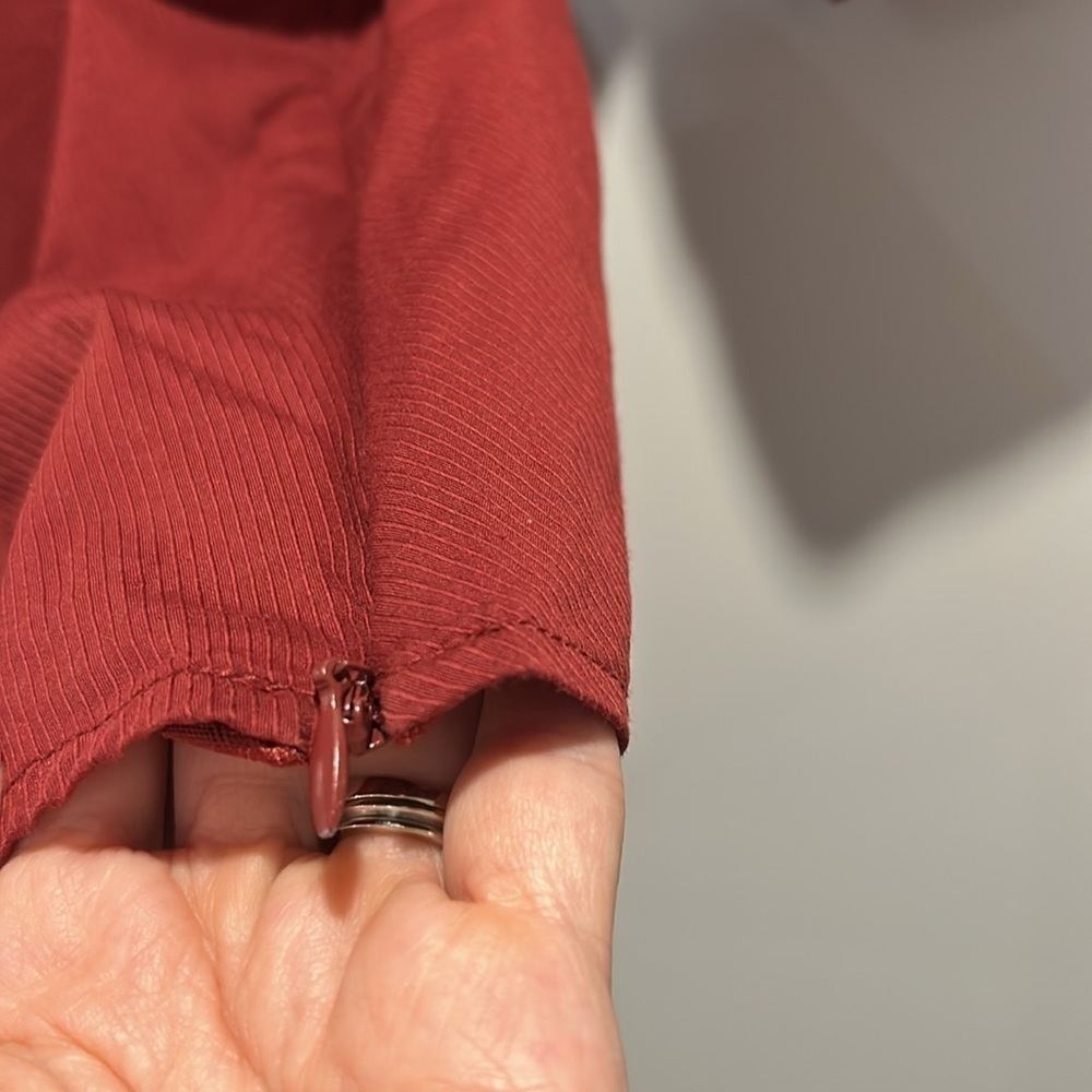 Reitman Petite Blouse Short Sleeves side zipper cuff sleeves burgundy Size XL P - Picture 5 of 12